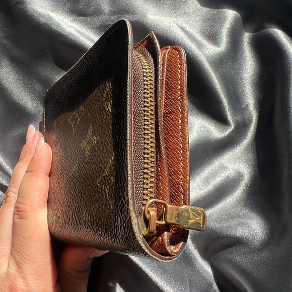 Louis Vuitton Compact Wallet - Picture 4 of 9